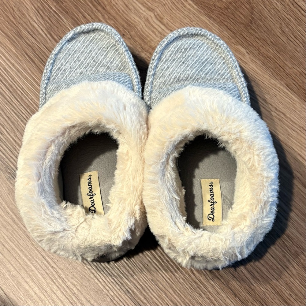 Dearfoams Cream and Gray Cozy Slippers